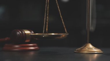 Tahta masadaki yargıç tokmağı. adalet kavramı.