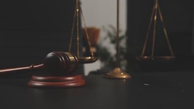 Eski ahşap masanın arka planında tahta bir çekiç..