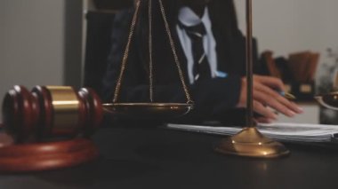 Avukat, yargıç tokmak ve avukat hukuk kitabıyla birlikte çalışıyor. Hukuk ve avukatlık kavramı