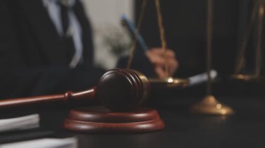 Yargıç tokmak ve kitaplar