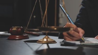 Hukuk ve adalet kavramı. Tokmak ve teraziyle yargıla