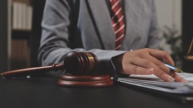 Yargıç vel, mahkeme salonunda. Tokmakla çalışan bir avukat. Adalet ve hukuk kavramı. yasal danışmanlık