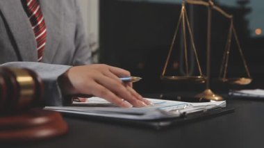 Avukat, ofiste belgeler ve terazilerle çalışıyor. Hukuk ve avukat kavramı. Hukuk ve adalet kavramı. Yasal danışmanlık ve hukuk hizmetleri. yasal danışmanlık.