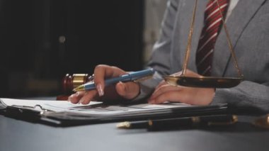 Ofis masasında çalışan iş adamı.