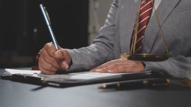 İşadamı ofiste deftere yazı yazıyor.