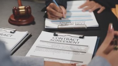 İş adamları ofiste el sıkışıyor. takım çalışması