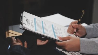 İşadamı ofiste notlar yazıyor.