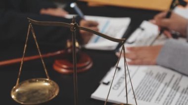 Avukatı ya da avukatı bir hukuk ve yasal belge üzerinde çalışıyor. hukuki danışmanlık, adalet, hukuk kavramı