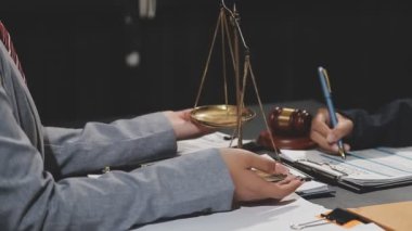 Mahkeme salonunda çalışan bir avukat. Yasal tokmak
