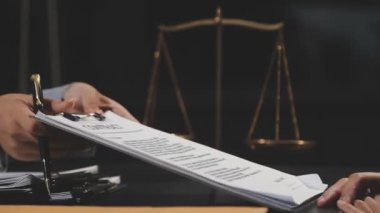 Avukat ya da avukat sözleşmeli olarak ofiste çalışıyor..