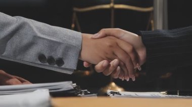 Modern ofisteki iş adamları el sıkışır.