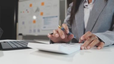 İş kadını ofiste dizüstü bilgisayar ile çalışma