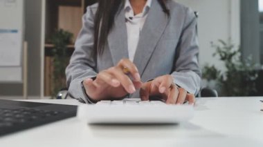 Tablet üzerinde çalışan genç kadın