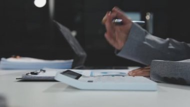 ofiste çalışan genç işadamı