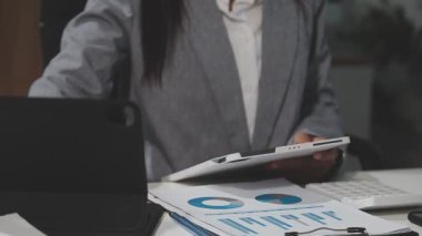 İş kadını ofiste dizüstü bilgisayar ile çalışma