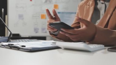 Kapat. İş kadını bilgisayarında çalışıyor.