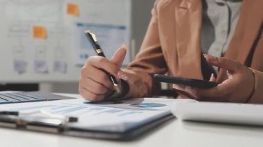 Ofisteki dizüstü bilgisayarını kullanarak iş kadınını kapat.