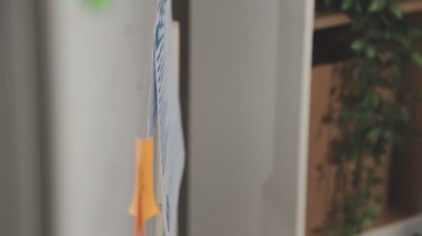 İş kadını iş yerindeki not defterine notlar yazıyor. iş kavramı.
