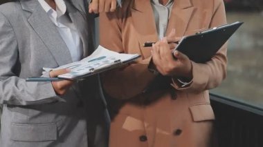 Genç iş adamları ofiste tablet kullanıyorlar..