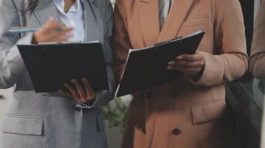 Dijital tablet ile genç iş kadını