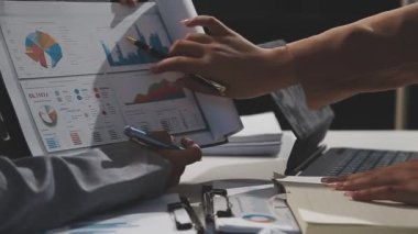 Modern ofisteki finansal verileri analiz eden iş adamı.