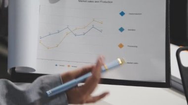 Tablet üzerindeki grafiği analiz eden işadamı