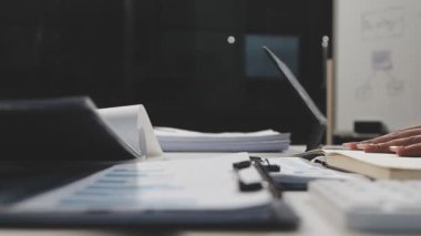 Evde çalışan genç bir kadın..