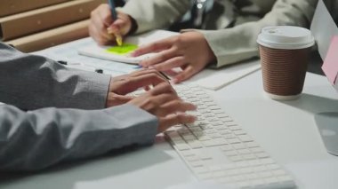 İş ekibi ofiste yeni bir modern ofis üzerinde çalışıyor..