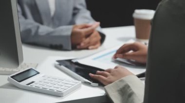 İş adamları ofiste bir projeyi tartışıyorlar.