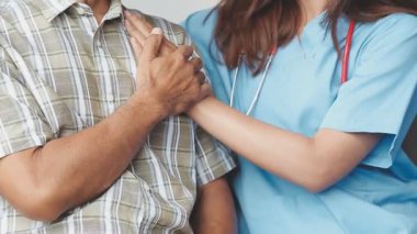 Hemşire ve adam hastanede.