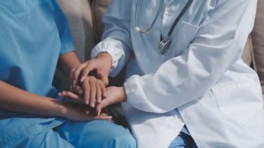 Doktorlar birlikte oturup bir takımı tartışıyor.