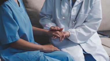 kadın doktor ve hasta hastane odasında