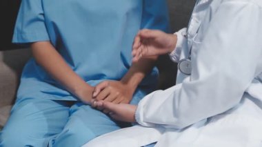 Doktor eli ile hasta.