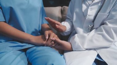 Doktor ve hasta eller masaya..