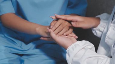 Doktor ve hemşire hastanede.