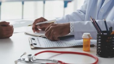 Doktor hastaya reçete yazıyor.