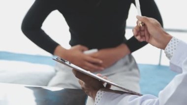 Tablet bilgisayarı olan genç bir doktor