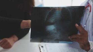 Erkek doktor x-ray görüntüsüne bakıyor