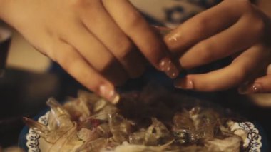 Kadın deniz ürünleri salatası hazırlıyor.