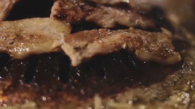 Bir restoranda kızarmış balık makrosu..