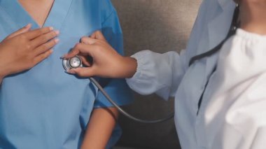 Doktor steteskopu hastanede tutuyor.