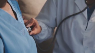 Genç kadın doktor hastanede.