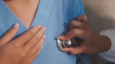 Üniformalı doktor ve eldivenler kan basıncını ölçüyor