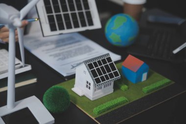 Karbon dengeli fiyat raporu CO2 emisyonu. ESG etik KOBİ ofisindeki gelecekteki büyüme ağı sıfır atığı küresel ısınma sosyal meseleleri projesini koruyor. Bir grup Asyalı SDG 'nin planı