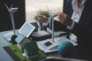 Karbon dengeli fiyat raporu CO2 emisyonu. ESG etik KOBİ ofisindeki gelecekteki büyüme ağı sıfır atığı küresel ısınma sosyal meseleleri projesini koruyor. Bir grup Asyalı SDG 'nin planı