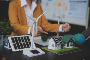 Karbon dengeli fiyat raporu CO2 emisyonu. ESG etik KOBİ ofisindeki gelecekteki büyüme ağı sıfır atığı küresel ısınma sosyal meseleleri projesini koruyor. Bir grup Asyalı SDG 'nin planı
