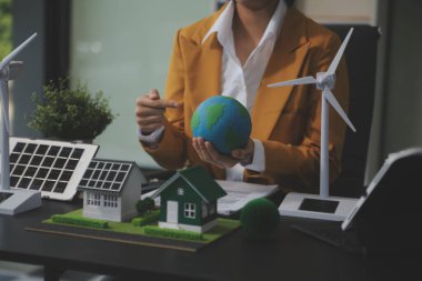Karbon dengeli fiyat raporu CO2 emisyonu. ESG etik KOBİ ofisindeki gelecekteki büyüme ağı sıfır atığı küresel ısınma sosyal meseleleri projesini koruyor. Bir grup Asyalı SDG 'nin planı