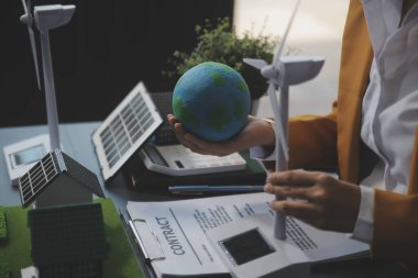 Karbon dengeli fiyat raporu CO2 emisyonu. ESG etik KOBİ ofisindeki gelecekteki büyüme ağı sıfır atığı küresel ısınma sosyal meseleleri projesini koruyor. Bir grup Asyalı SDG 'nin planı