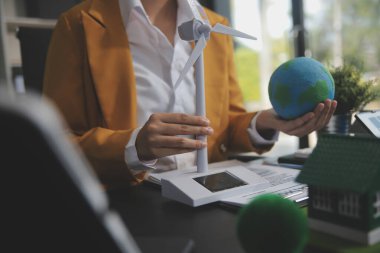 Karbon dengeli fiyat raporu CO2 emisyonu. ESG etik KOBİ ofisindeki gelecekteki büyüme ağı sıfır atığı küresel ısınma sosyal meseleleri projesini koruyor. Bir grup Asyalı SDG 'nin planı