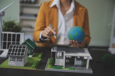 Karbon dengeli fiyat raporu CO2 emisyonu. ESG etik KOBİ ofisindeki gelecekteki büyüme ağı sıfır atığı küresel ısınma sosyal meseleleri projesini koruyor. Bir grup Asyalı SDG 'nin planı